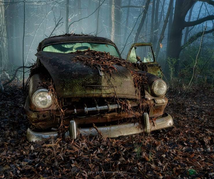 Automobile vintage la nuit, peinture légère.  Le brouillard.